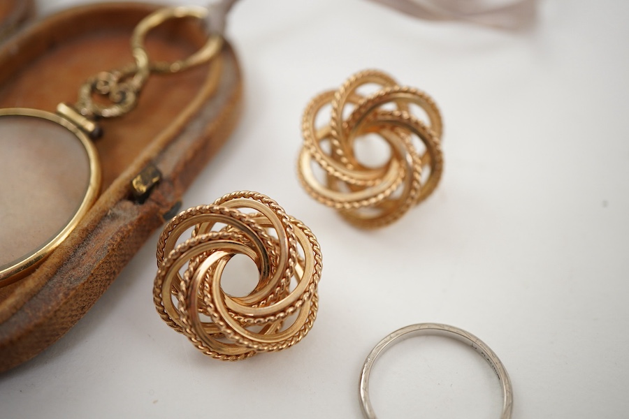 A collection of jewels, including a pair of earrings of knotted design in 9ct gold, 2.2cm diameter, British hallmarks, combined gross weight 6 grams; together with an untested pearl and enamel stick pin of knotted design